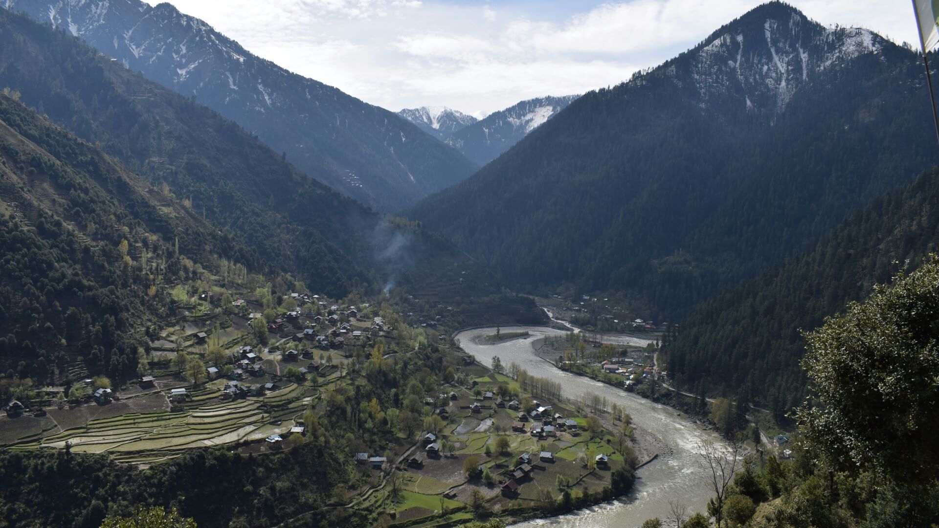 3 Days Family Tour Package to Neelum Valley